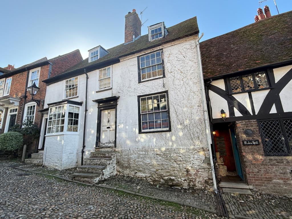 Lot: 114 - MID-TERRACE HOUSE FOR REFURBISHMENT IN DESIRABLE LOCATION - Mid-terrace house